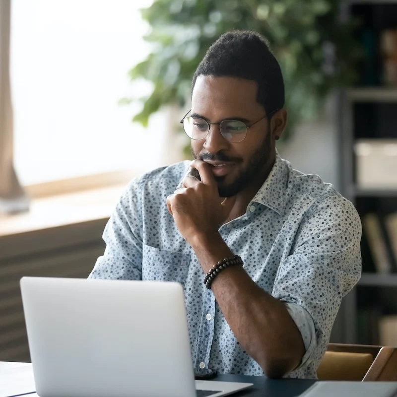 Man-using-laptop-in-an-office